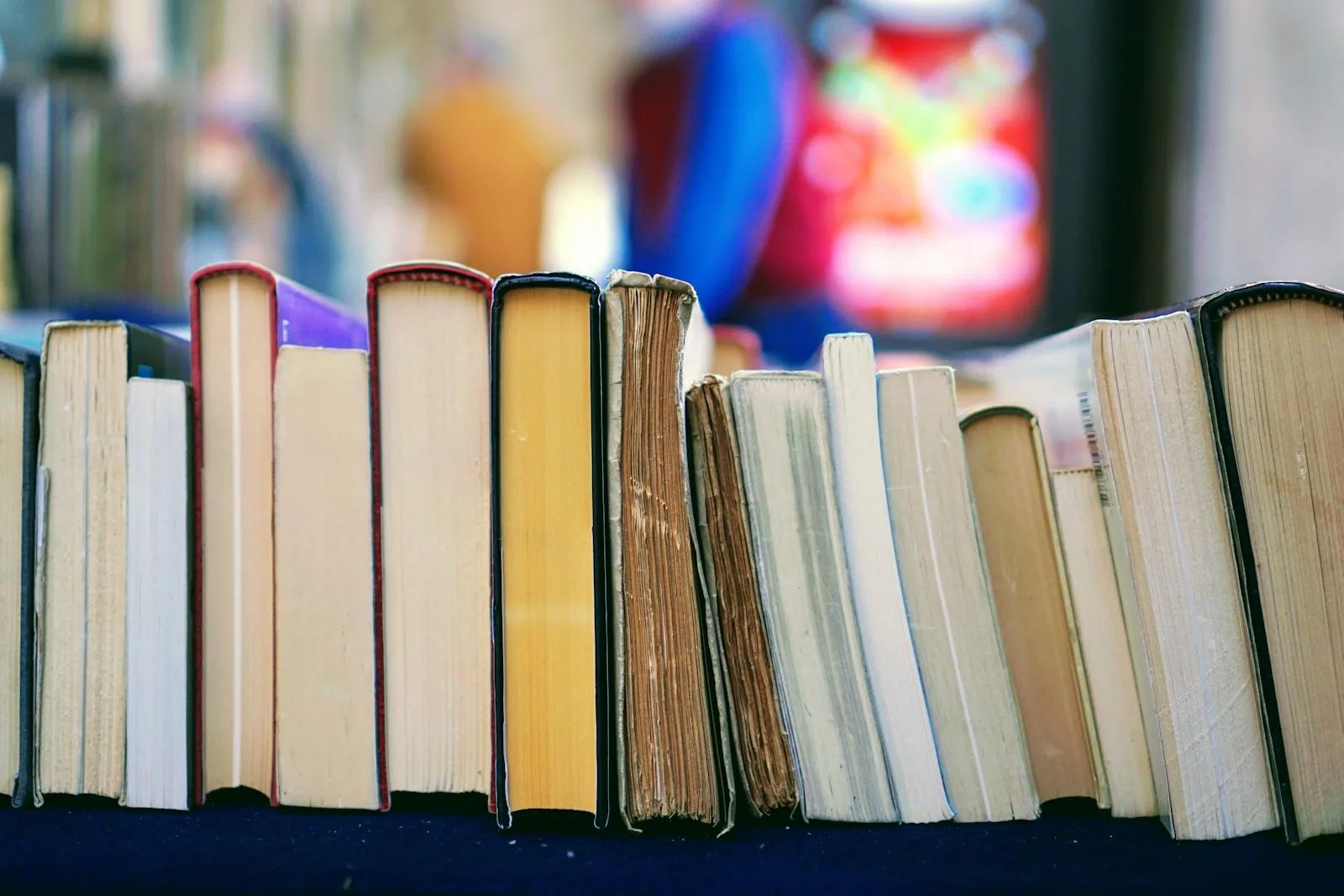 Libro aperto con testo evidenziato, esempio di materiale che richiede attenzione alla leggibilità